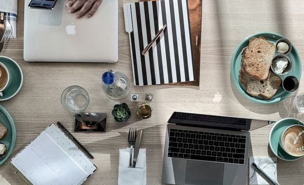 Imagem de uma mesa de trabalho