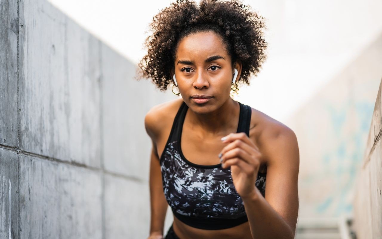 mulher praticando exercício