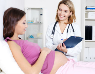 grávida fazendo exame no médico