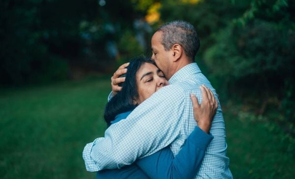 Casal se abraçando em um bosque