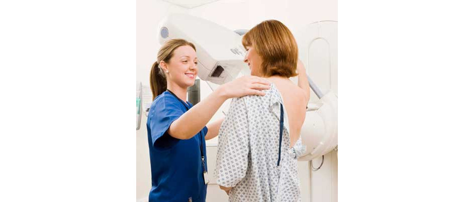 Mulher fazendo exame de mamografia