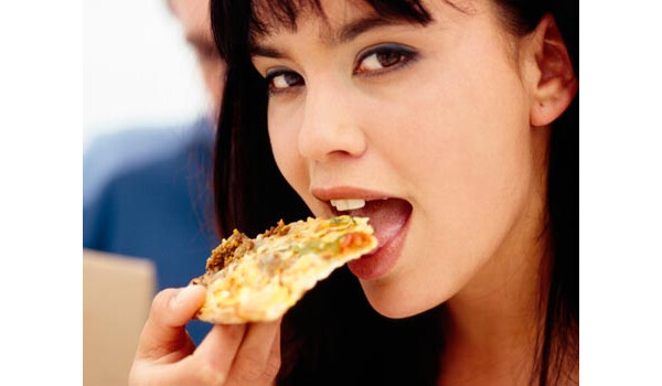 Mulher comendo pizza