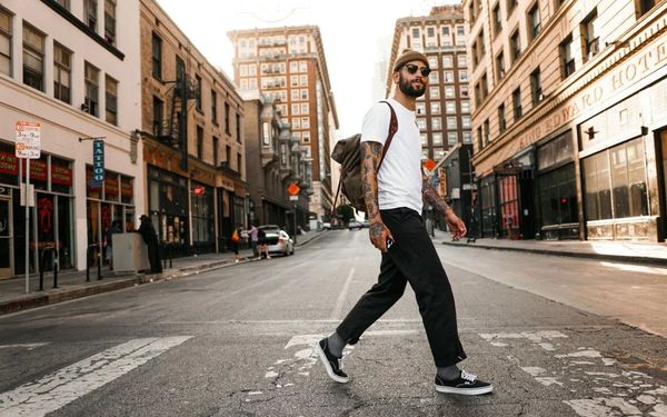 homem caminhando na rua