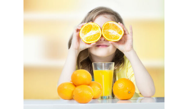Além da laranja, outros 9 alimentos são fundamentais para seu filho crescer saudável