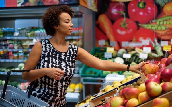 mulher fazendo compras no mercado