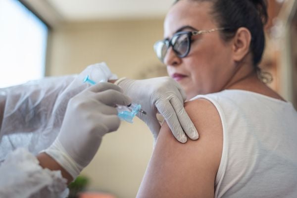 mulher recebendo a vacina da gripe