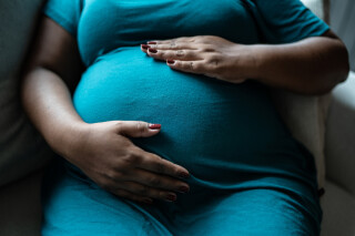Recorte de imagem de mulher grávida tocando sua barriga