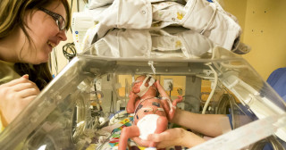Mães de prematuros devem ter licença-maternidade maior (Por Jason Mark M/Shutterstock)