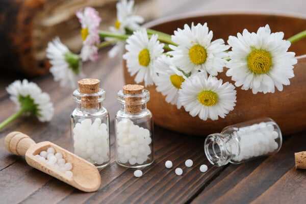 Comprimidos homeopáticos e flores