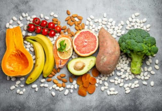 O potássio está presente em diversos alimentos e é essencial para o corpo - Créditos: Elena Eryomenko/Shutterstock