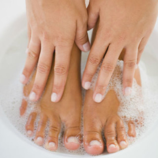 A boa higiene dos pés é importante para evitar o odor forte - foto: getty images