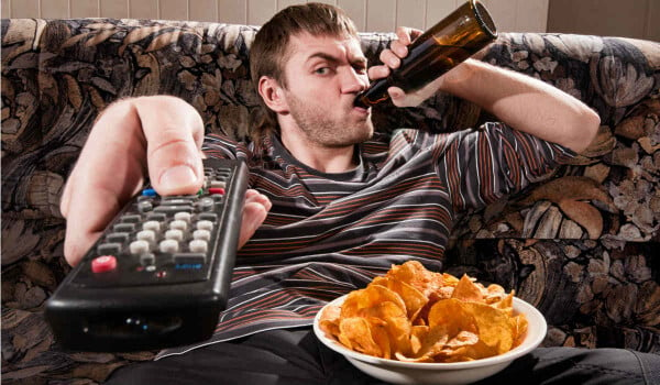 Comer enquanto se faz outra coisa e beber também não são hábitos saudáveis - Foto: Nomad_Soul/Shutterstock