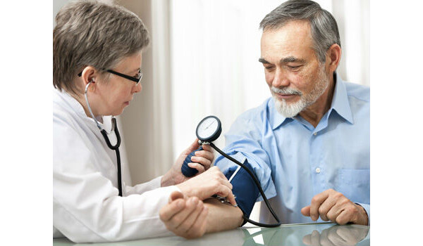 Homem no médico verificando a pressão arterial