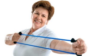 Mulher fazendo exercício resistido com elástico - foto: Getty Images
