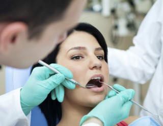 Mulher com periodontite no dentista