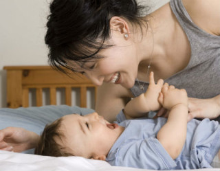 Pediatra tira dúvidas sobre sono, banho e choro do bebê