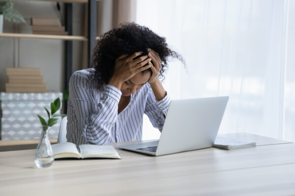 Mulher com síndrome de burnout devido ao estresse no trabalho