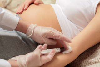 Exame de sangue testa diversos fatores da saúde da grávida