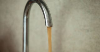 Água de torneira suja pode se tornar potável com dicas caseiras