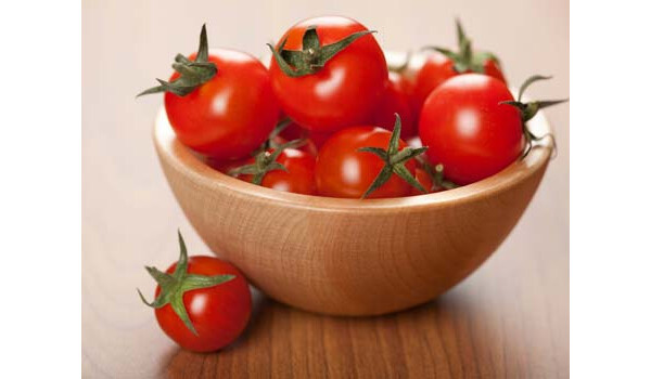tomates em uma cesta