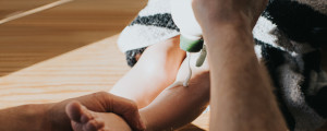 aplicando creme corporal na perna de uma criança