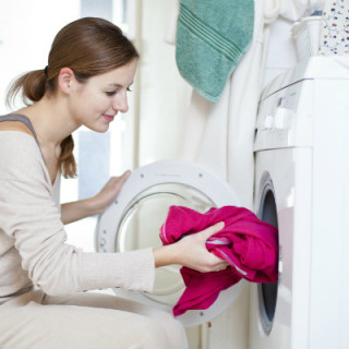 Mulher lavando roupa com hipoclorito de sódio - Foto: GettyImages 