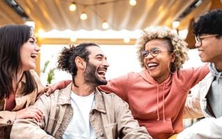 foto de pessoas felizes sorrindo