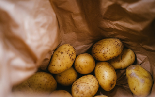 Batatas inglesas em sacola de papel