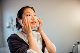 Mulher asiática cuidando da pele