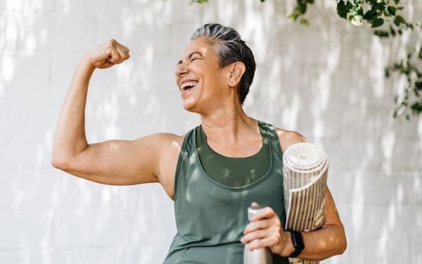 mulher de 50+ com braços musculosos