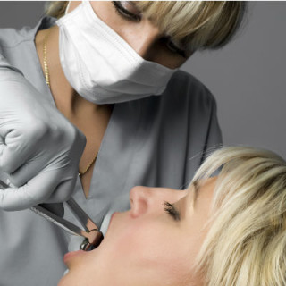 Dentista em extração de dente - Foto: Getty Images