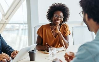 mulher sorrindo em reunião