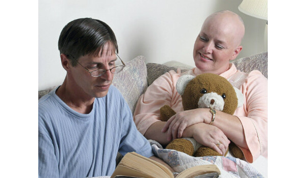 Acompanhante e paciente durante tratamento oncológico