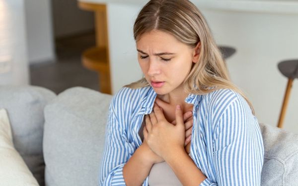 foto de mulher sentindo dor no peito