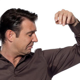 Homem transpirando muito - Foto: Getty Images