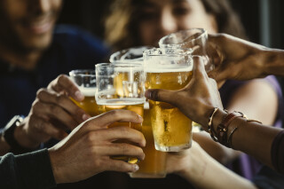 Grupo de pessoas bebendo cerveja