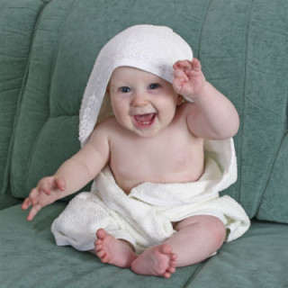 Bebê enrolado em uma toalha - Foto: Getty Images