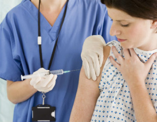 Mulher tomando vacina contra febre amarela 