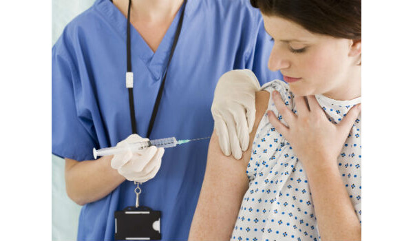 Mulher tomando vacina contra febre amarela 