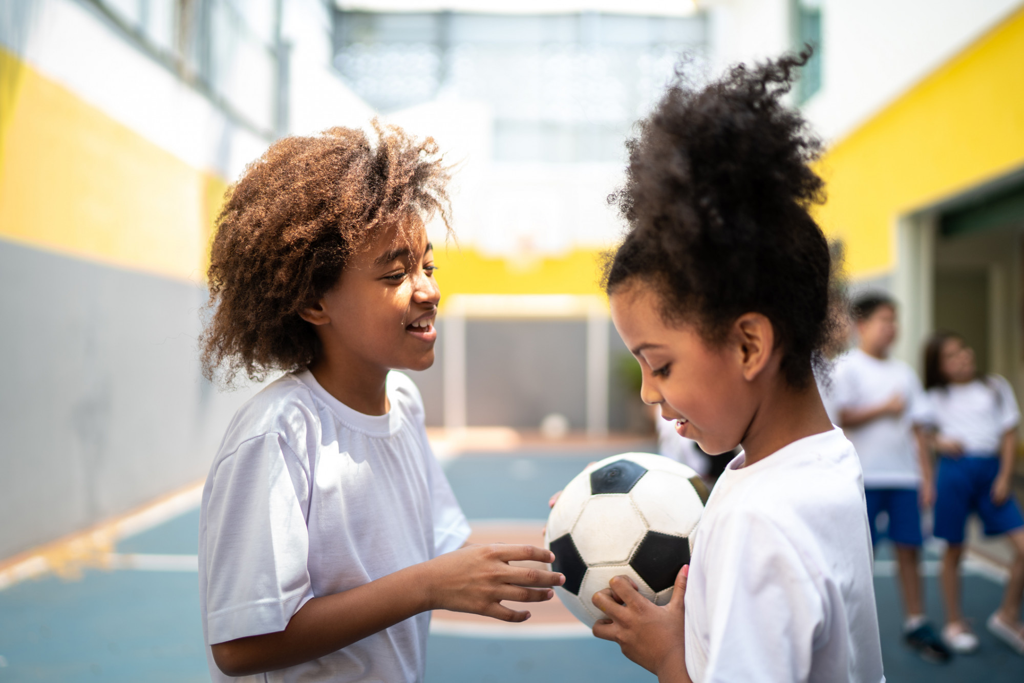 Jogo de futebol infantil. meninos jogando futebol no campo de