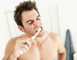 homem escovando os dentes