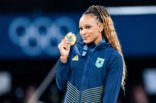 Rebeca Andrade no pódio da ginástica artística das Olimpíadas de Paris