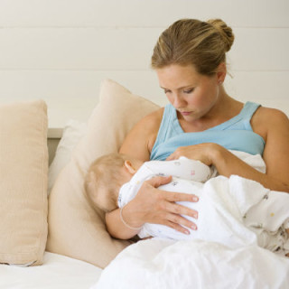 Mulher amamentando seu bebê - Foto: Getty Images
