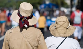 casal de idosos usando chapéus para andar na rua - Foto Getty Images