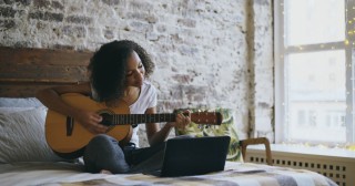 Tocar instrumento musical ajuda na saúde mental, diz estudo