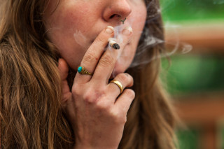 Mulher fumando
