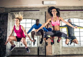 A aula de jump tem diversos benefícios; confira - Créditos: Oneinchpunch/Shutterstock