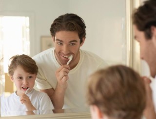 pai e filho escovam os dentes - foto: getty images