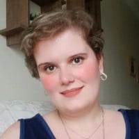Dra. Ursula Metelmann Dermatologista - Artista retira a maquiagem