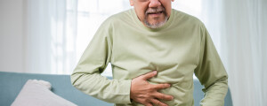 Homem com sintomas de gordura no fígado